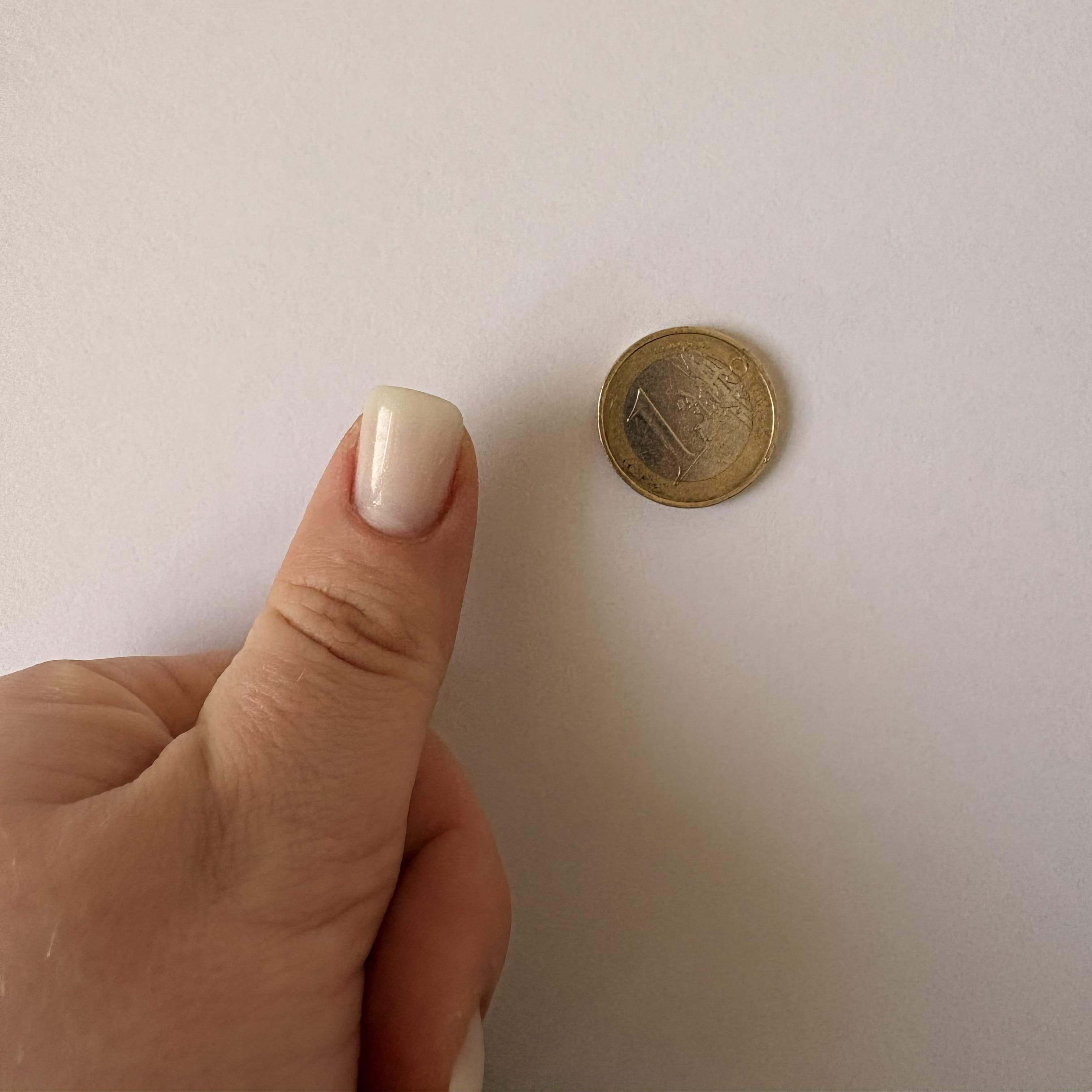 Beispielfoto Daumen mit Münze